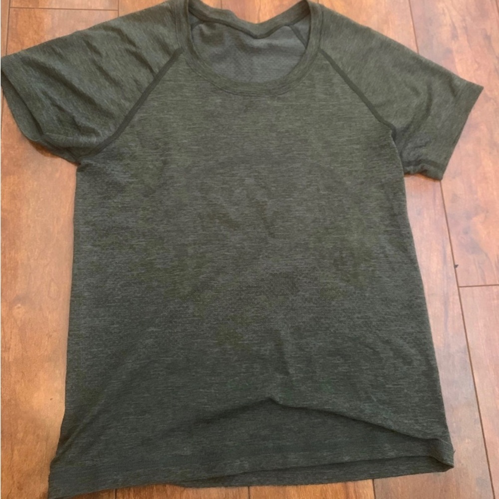 Lululemon Swiftly Tech short sleeve size 6